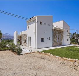 4 bedroom villa with pool, Castellammare del Golfo, sleeps 8-10